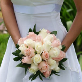 white and pink rose bouquets for weddings